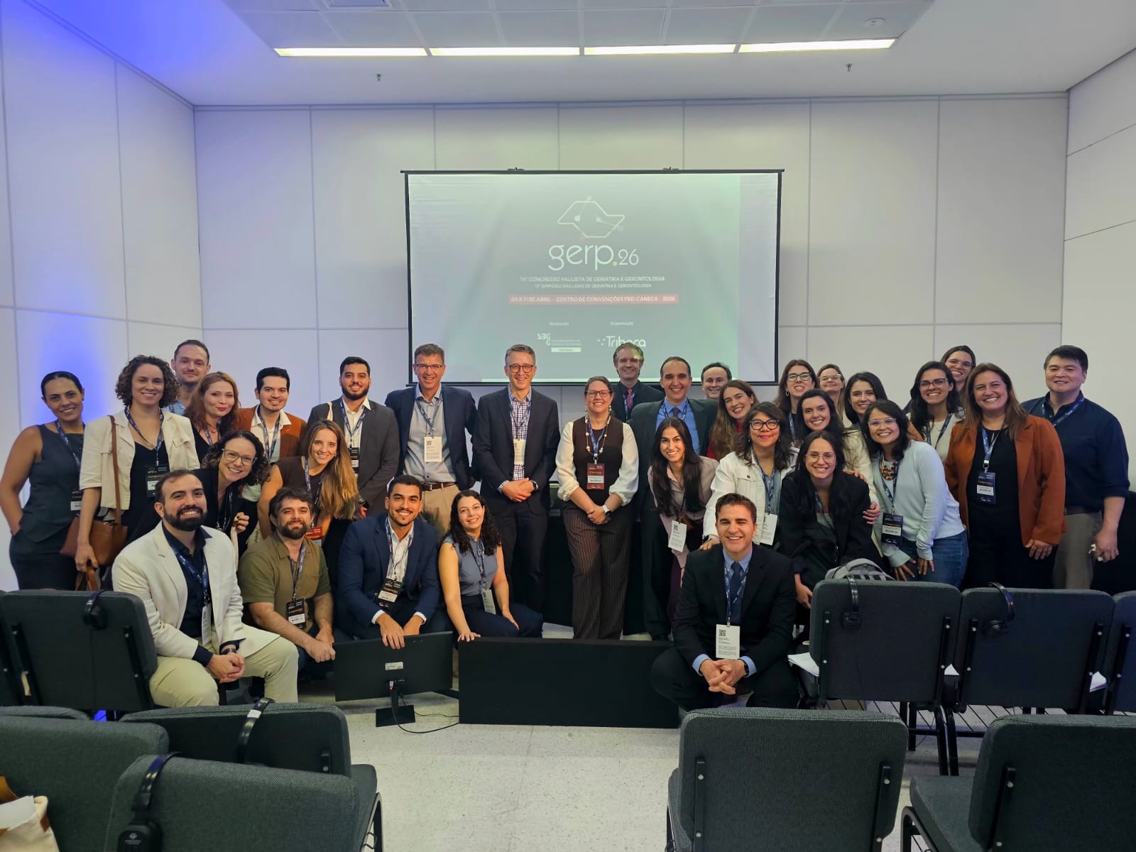 Socia participa en congreso internacional de geriatría en Brasil