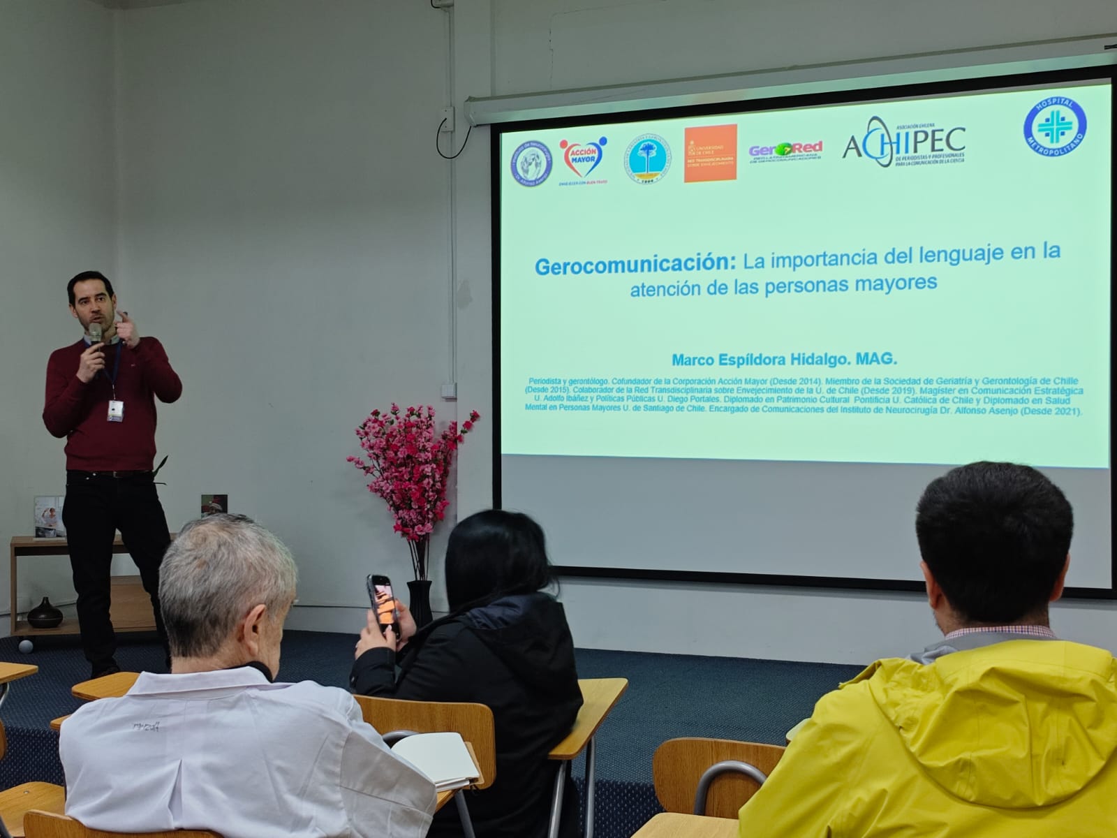 Socio expone sobre lenguaje y personas mayores en el Hospital Metropolitano
