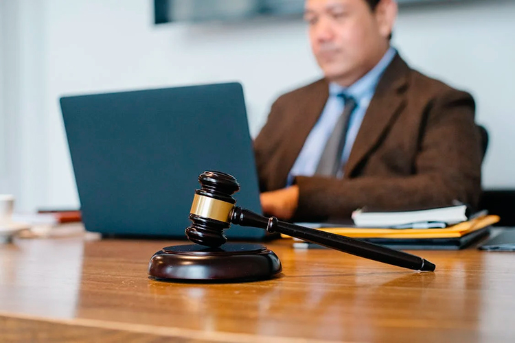 Corte Suprema acoge demanda de persona mayor que sufrió caída por vereda en mal estado