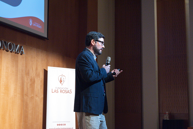 Socio expone en seminario internacional sobre cuidados y demencia